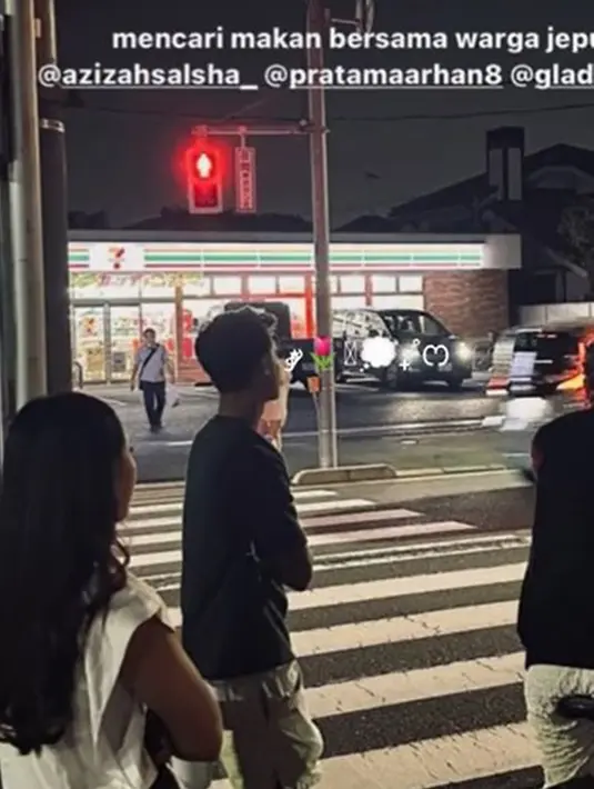 Momen di trotoar Jepang pun juga menarik untuk disaksikan. Arhan tampak dengan santai menemani rekannya untuk makan malam. Momen double date ini berhasil bikin warganet kian gemas dengan Arhan dan Azizah. (Liputan6.com/TikTok/mleuraas)