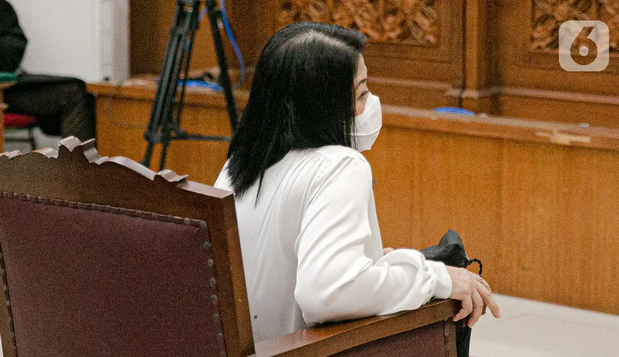 <p>Terdakwa Putri Candrawathi menjalani sidang vonis di Pengadilan Negeri Jakarta Selatan, Senin (13/2/2023). Putri Candrawathi divonis 20 tahun penjara dalam kasus pembunuhan berencana Brigadir Nofriansyah Yosua Hutabarat atau Brigadir J. (Liputan6.com/Faizal Fanani)</p>