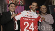 Marquee player, Peter Odemwingie, menghadiri acara pengumuman marquee player Madura United di Senayan, Jakarta, Senin (03/04/2017). Madura United resmi menggaet mantan pemain liga Inggris tersebut untuk menatap Liga 1 2017. (Bola.com/M Iqbal Ichsan)