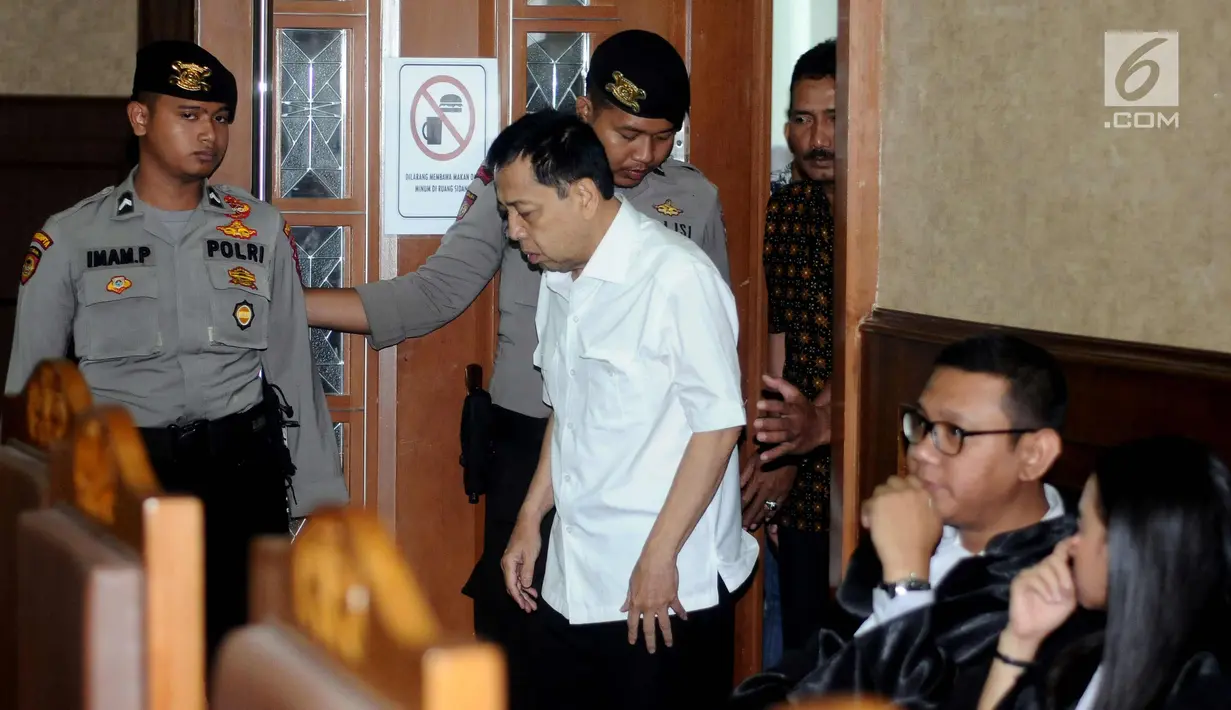 Tersangka korupsi proyek E-KTP Setya Novanto saat masuk ruang persidangan di Pengadilan Tipikor, Jakarta, Rabu (13/12). Sidang diskors untuk melakukan pemeriksaan kesehatan terhadap Setya Novanto. (Liputan6.com/Helmi Fithriansyah