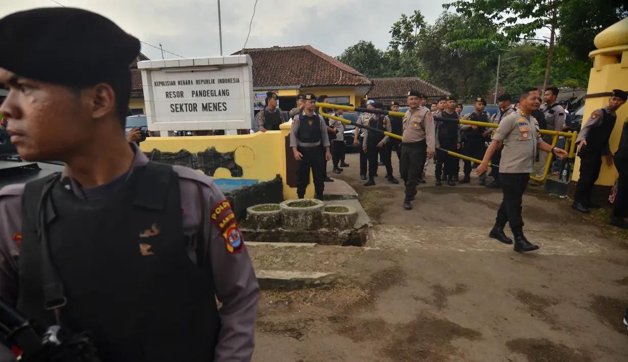 Polisi berjaga di lokasi penusukan Menkopolhukam Wiranto di Pandeglang, provinsi Banten (10/10/2019). Wiranto mendapat tusukan di posisi perut saat melakukan kunjungan ke Pandeglang Banten. Polri menduga pelaku dilakukan oleh kelompok teroris. (AFP/Ronald Siagian)