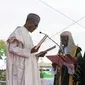 Saat pelantikan Presiden Muhammadu Buhari didampingi oleh Aisha Buhari (Reuters)