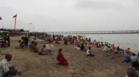 Suasana saat umat Hindu melakukan ritual selama gerhana matahari di pertemuan Sungai Gangga dan Sungai Yamuna di Sangam, Prayagraj, India, Minggu (21/6/2020). Fenomena gerhana matahari pada 21 Juni 2020 terlihat dari berbagai negara di dunia. (AP Photo/Rajesh Kumar Singh)