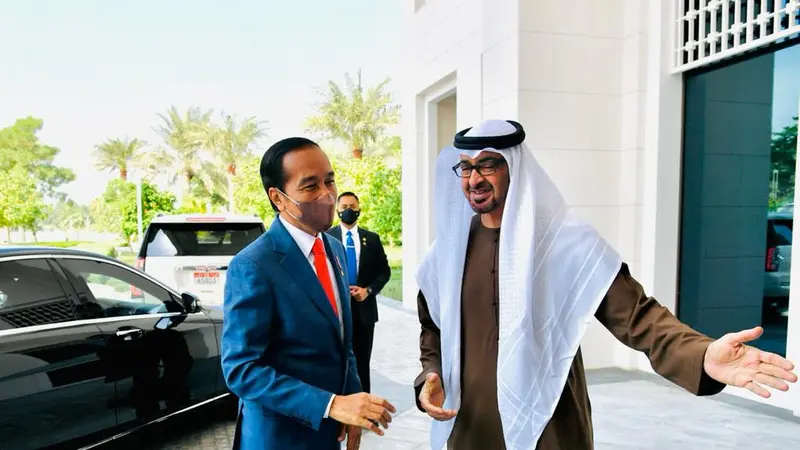 Presiden Jokowi disambut Putra Mahkota Abu Dhabi dan Wakil Panglima Tertinggi Angkatan Bersenjata Persatuan Emirat Arab (PEA) Sheikh Mohamed bin Zayed Al Nahyan saat tiba di Istana Al-Shatie Abu Dhabi, Rabu (3/11/2021). (