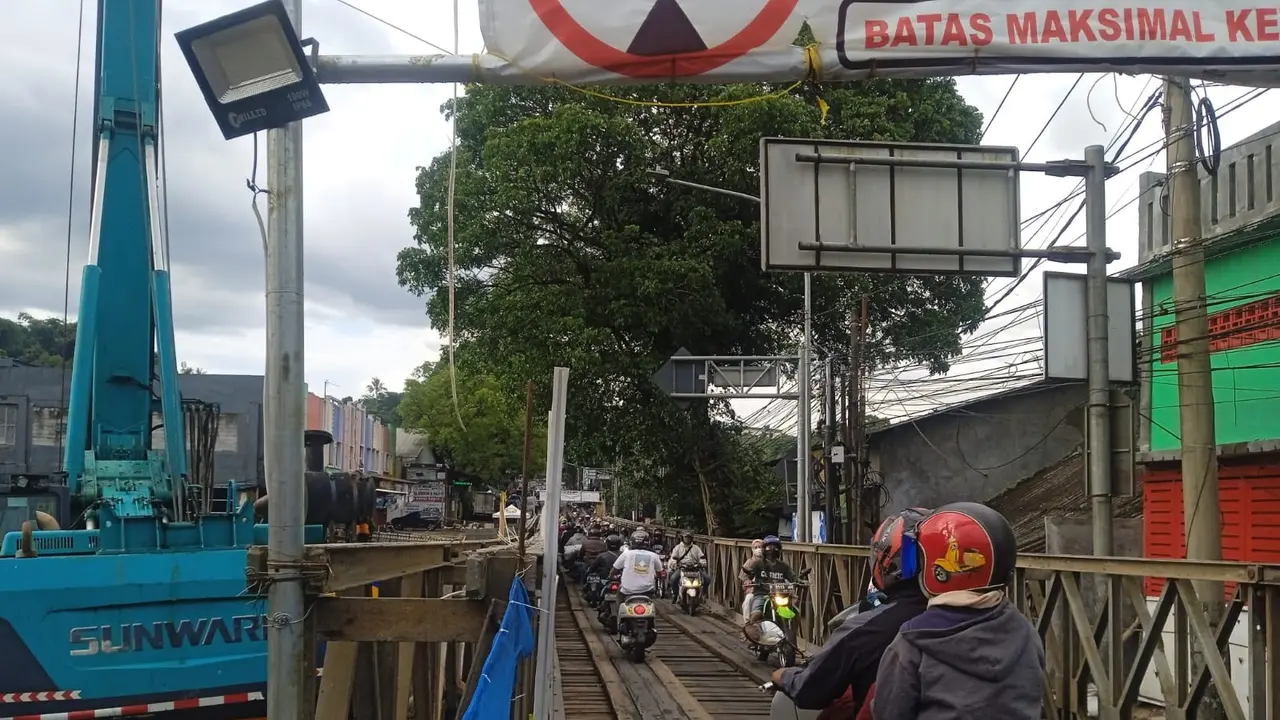 Rumah dan Toko Warga Retak-retak Imbas Proyek Jembatan Cikereteg Bogor.