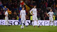 Para pemain PSG terlihat lesu usai gelandang Barcelona, Sergi Roberto mencetak gol kemenangan pada leg ke dua babak 16 besar Liga Champions di stadion Camp Nou, Spanyol (9/3). Barcelona menang 6-1 (agregat 6-5). (AFP PHOTO / Josep Lago)