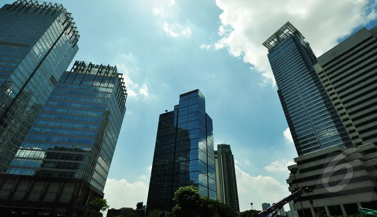 Gedung bertingkat di kawasan Sudirman, Jakarta, (17/3/2015). Dinas Penanggulangan Kebakaran dan Keselamatan Provinsi DKI akan menjalankan verifikasi untuk memastikan kelengkapan proteksi kebakaran di tiap gedung bertingkat. (Liputan6.com/Faizal Fanani)