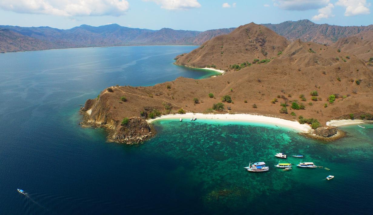 Pasir pantai yang berwarna merah jambu berasal dari batuan koral yang hancur di lautan. Versi lain mengatakan, warna merah jambu berasal dari hewan mikroskopik bernama foraminifera. (Liputan6.com/ M Husni Mubarok).