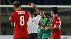 Pemain Persebaya Surabaya, Rizky Ridho (kedua dari kanan) mendapat kartu merah saat menghadapi Persik Kediri dalam laga Grup C Piala Menpora 2021 di Stadion Si Jalak Harupat, Bandung, Selasa (23/3/2021). (Bola.com/M Iqbal Ichsan)