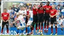 Pemain Brighton & Hove Albion, Anthony Knockaert melakukan tendangan bebas saat bertanding melawan Manchester United pada lanjutan Liga Inggris di stadion Amex, Brighton, (19/8). Brighton berhasil mengalahkan MU 3-2. (AP Photo/Alastair Grant)