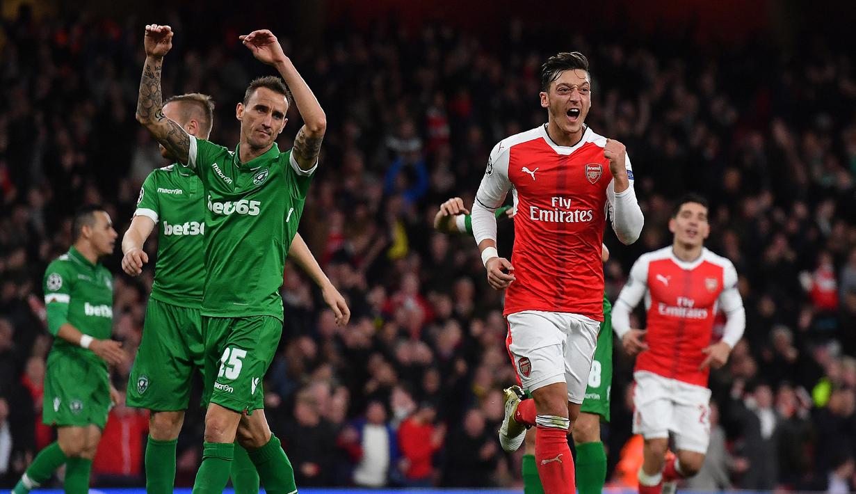 Selebrasi gelandang Arsenal, Mesut Oezil (kanan) setelah menjebol gawang Ludogorets pada laga fase Grup A Liga Champions 2016/2017 di Emirates Stadium, London (19/10/2016). Mesut Oezil tercatat membuat 4 gol dan 2 assist ke gawang Ludogorets saat berseragam Arsenal. Keempat gol tercipta dalam dua laga pada fase Grup A Liga Champions 2016/2017. (AFP/Ben Stansall)