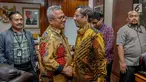 Mantan Ketua MK Mahfud MD bersalaman dengan Ketua KPU Arief Budiman usai melakukan pertemuan di Gedung KPU, Jakarta, Rabu (24/4). Kedatangan Mahfud MD untuk memberikan dukungan moral kepada pimpinan KPU terkait penyelenggaraan pemilu serentak. (Liputan6.com/Faizal Fanani)