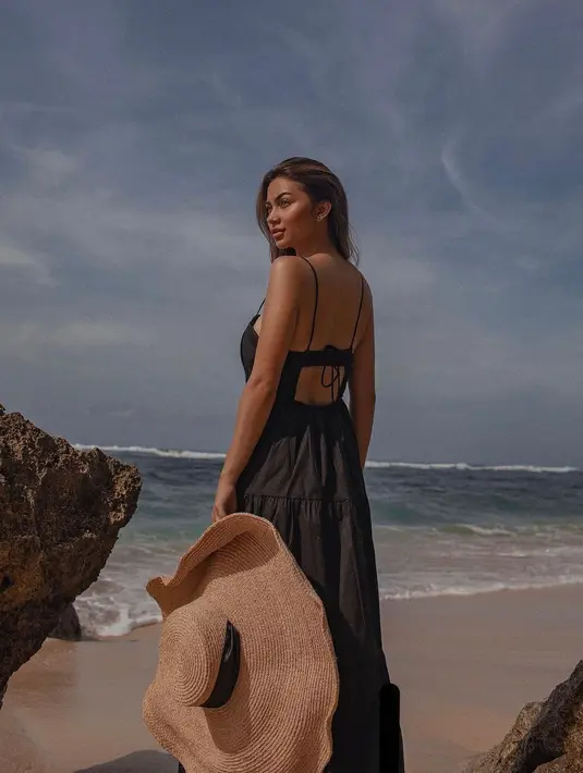 <p>Dress berwarna hitam dengan bahan katun ini yang memiliki detail backless dan pita di belakangnya akan membuatmu tampil cantik seharian.&nbsp;(instagram/arieltatum)</p>
