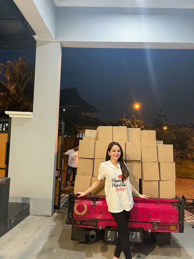 Hana Hanifah saat membagikan paket sembako