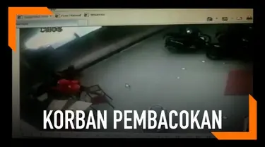 Seorang mahasiswa di Bandung, Jawa Barat jadi korban pembacokan salah sasaran. Momen kejadian yang terjadi di sebuah minimarket tersebut terekam kamera CCTV.