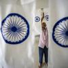 Seorang pegawai pemerintah memasang bendera nasional India di bawah produksi untuk dikeringkan di kantor menjelang Hari Kemerdekaan di Gauhati, di negara bagian Assam, Selasa, 2 Agustus 2022. Perdana Menteri India Narendra Modi telah mengimbau warga untuk mengibarkan atau memajang bendera nasional di Hari Kemerdekaan pada 15 Agustus. (AP Photo/Anupam Nath)