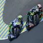 Johann Zarco bersaing dengan Valentino Rossi di MotoGP Prancis (JEAN-FRANCOIS MONIER / AFP)