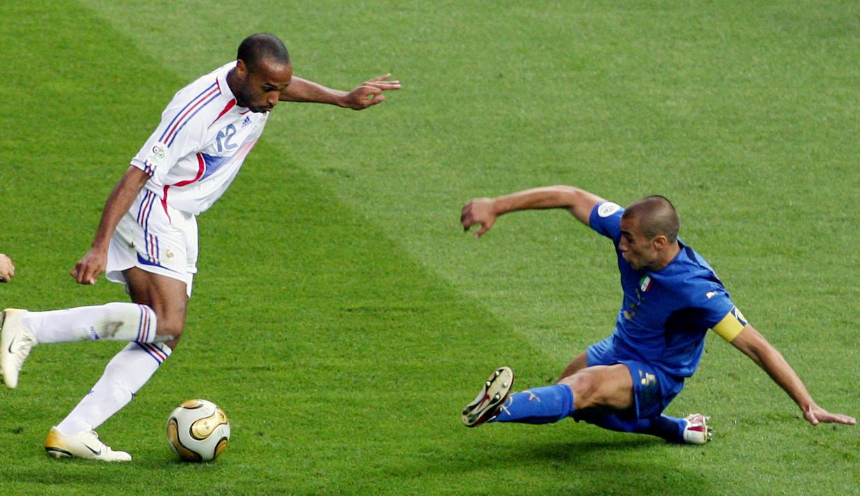 Kesuksesan tersebut tidak lepas dari kehadiran sosok Cannavaro sebagai bek tengah. Sejumlah aksi bertahannya mampu mengamankan jala Gli Azzuri dari kebobolan. (AFP/Daniel Garcia)