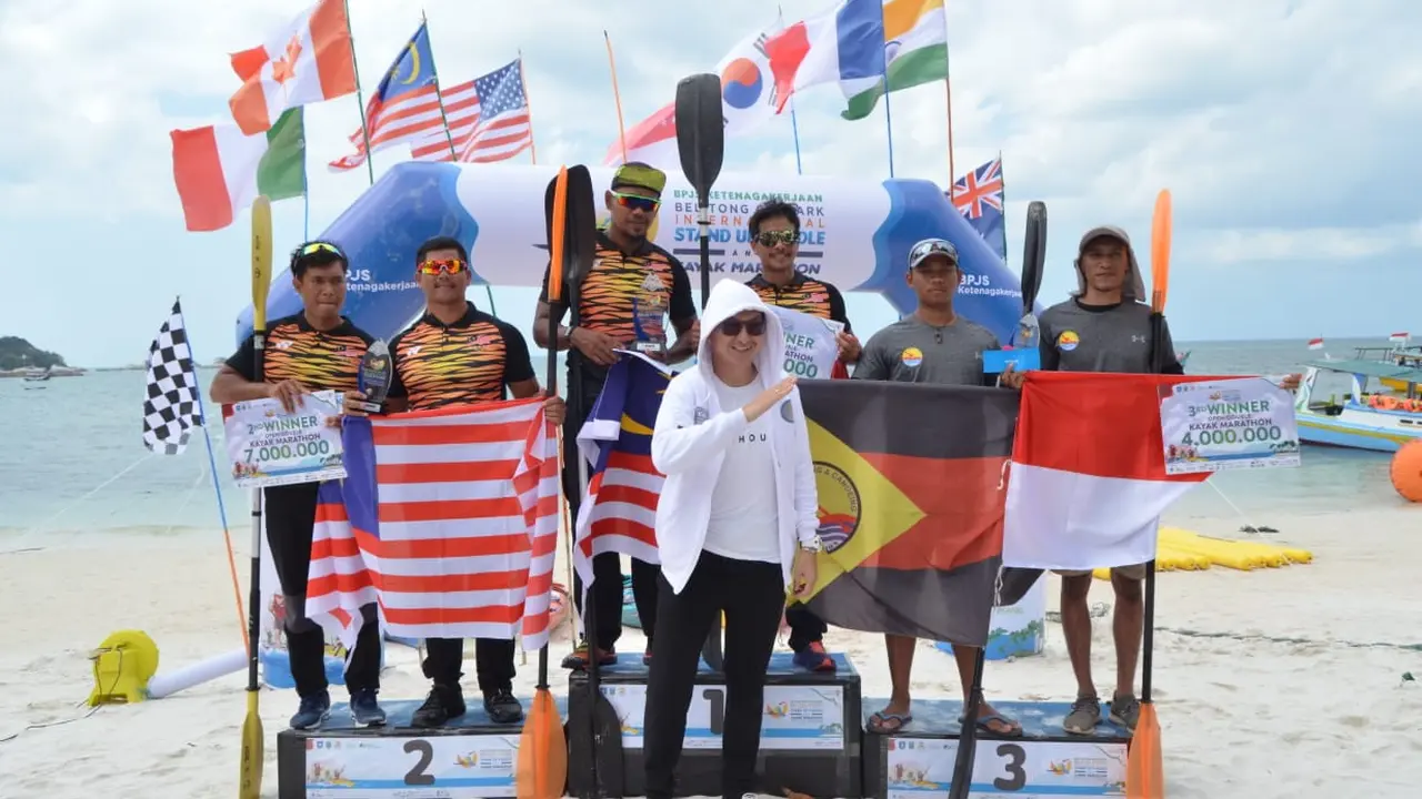 BPJSTK Belitong Geopark International Stand Up Paddle (dayung berdiri) and Kayak Marathon 2019 berlangsung di Pantai Tanjung  Kelayang, Kab. Belitung
