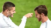  Cristian Ansaldi (kanan) bercanda dengan Mauro Icardi, di tengah sesi latihan Inter Milan di Praha (28/9/2016).  (EPA/Filip Singer)
