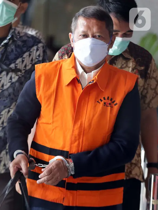 Mantan Dirut PT Pelindo II (Persero) Richard Joost Lino mengenakan rompi tahanan usai diperiksa di gedung KPK, Jakarta, Jumat (26/3/2021). RJ Lino ditetapkan sebagai tersangka pada Desember 2015 lalu dalam dugaan korupsi pengadaan tiga unit Quay Container Crane. (Liputan6.com/Helmi Fithriansyah)