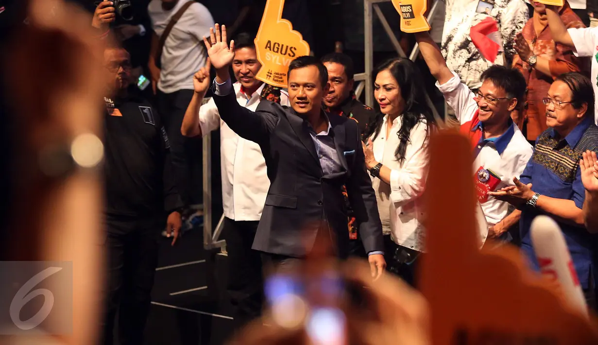 Cagub DKI Agus Harimurti Yudhoyono melambaikan tangan jelang pidato politik di Jakarta, Minggu (27/11). Dalam pidato politiknya Agus memaparkan kondisi perekonomian di Jakarta. (Liputan6.com/Johan Tallo)