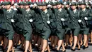 Personil perempuan Pasukan Bela Diri Jepang berbaris saat mengikuti upacara tahunan Pasukan Bela Diri (SDF) di Pangkalan Asaka, Jepang(23/10). (Reuters/Kim Kyun-Hoon)