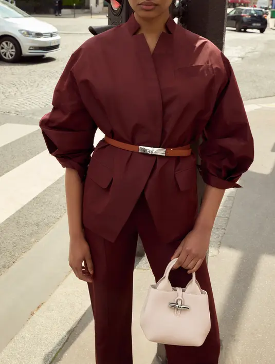 Selain bentuk baru, Le Roseau kini hadir dalam palet warna yang memadukan warna netral abadi dengan warna-warna cerah.   [Dok/Longchamp].