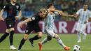 Gelandang Argentina, Eduardo Salvio, berusaha melewati bek Kroasia, Ivan Strinic, pada laga grup D Piala Dunia di Stadion Nizhny Novgorod, Nizhny, Kamis (21/3/2018). Kroasia menang 3-0 atas Argentina. (AP/Ricardo Mazalan)