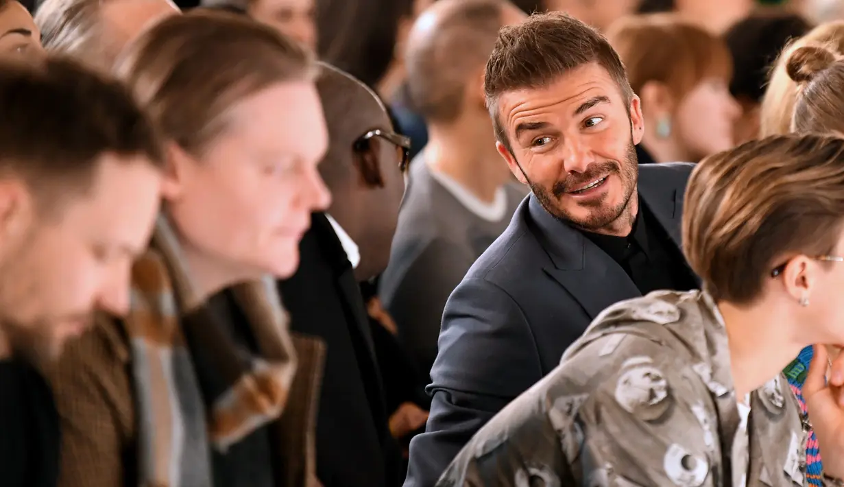 David Beckham saat menghadiri peragaan busana Musim Gugur/Musim Dingin 2020 Victoria Beckham dalam acara London Fashion Week di London, (16/2/2020). Beckham tampil dengan setelan jas hitam. (AFP/Daniel Leal-Olivas)
