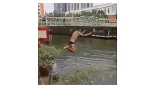 Viral Aksi Kocak Turis Renang di Sungai yang Tercemar Ini Bikin Geleng Kepala