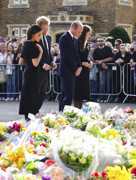 Pangeran William, Kate Middleton, dan Pangeran Harry serta Meghan Markle, menghampiri buket bunga duka atas kepergian Ratu Elizabeth II. (Foto: Chris Jackson/Pool Photo via AP)
