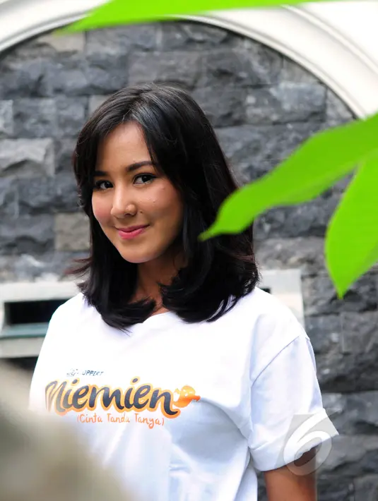 Selena Alesandra berpose saat ditemui di acara syukuran film Miemien di kawasan Cirendeu, Tangerang Selatan, Banten, Senin (4/5/2015). Miemien merupakan sebuah film komedi-drama yang dipadukan dengan cerita horor. (Liputan6.com/Faisal R Syam)