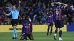 Gelandang Barcelona, Franck Kessie bereaksi setelah rekan setimnya Robert Lewandowski (kanan) melewatkan peluang mencetak gol ke gawang Girona pada pekan ke-28 Liga Spanyol 2022-2023 di Camp Nou, Selasa (11/4/2023) dini hari WIB. (AP Photo/Joan Monfort)