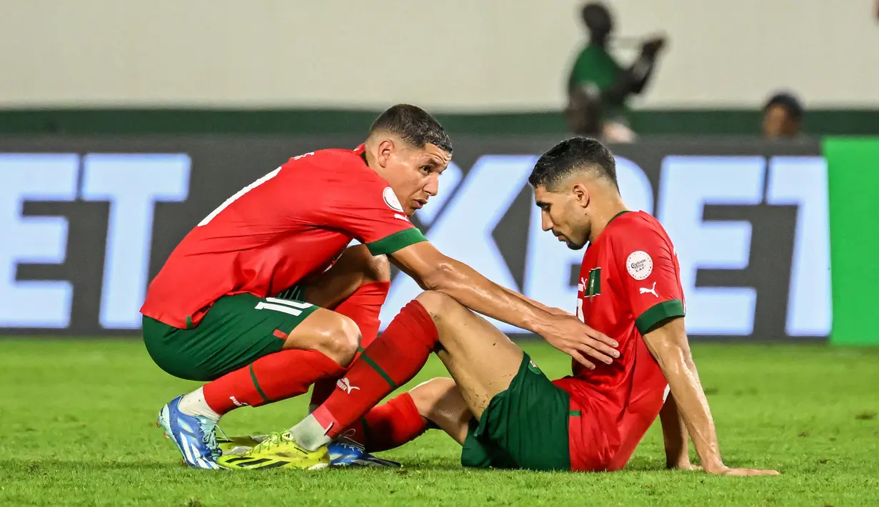 Nasib kontras dialami oleh Maroko. Kesuksesan mereka di Piala Dunia 2022 Qatar tak mampu diulangi di Piala Afrika 2023. Maroko disingkirkan oleh Afrika Selatan pada babak 16 besar dengan skor 0-2. Seperti diketahui, Maroko merupakan  tim Afrika pertama yang mampu menembus semifinal Piala Dunia. (AFP/Sia Kambou)