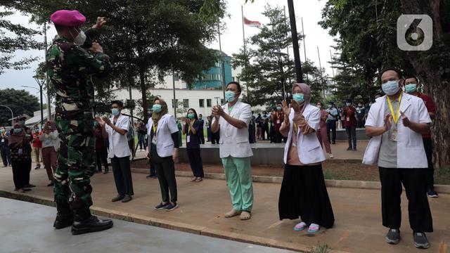 FOTO: Tenaga Kesehatan RSD Wisma Atlet Tepuk Tangan 56 Detik di Hari Kesehatan Nasional