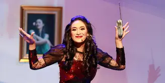 Happy Salma berperan sebagai penyanyi dangdut dari kampung yang baru pindah ke kota di pertunjukan teater berjudul '#3Perempuan'. (Deki Prayoga/Bintang.com)