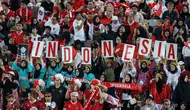 Para suporter Indonesia memberi dukungan saat Timnas Indonesia U-23 menghadapi Yordania U-23 pada laga ketiga Grup A Piala Asia U-23 2024 di Abdullah bin Khalifa Stadium, Doha, Qatar, Minggu (21/4/2024). (AFP/Karim Jaafar)