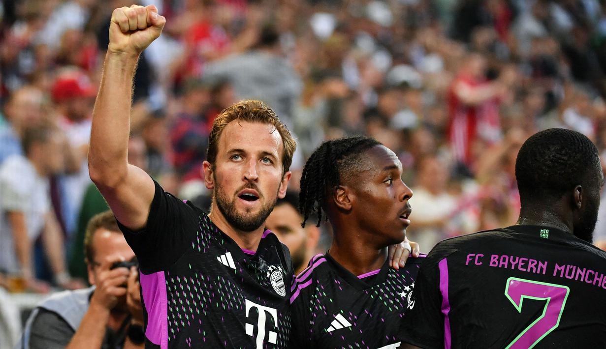 Belum sekalipun meraih trofi Liga Inggris bersama Tottenham Hotspur yang telah dibelanya selama 13 musim sejak 2010/2011 saat dipromosikan dari tim U-18, Harry Kane akhirnya hijrah ke Liga Jerman untuk bergabung dengan sang langganan juara, Bayern Munchen. Harry Kane dikontrak hingga empat tahun ke depan dengan nilai transfer senilai 100 juta euro. (AFP/Uwe Kraft)