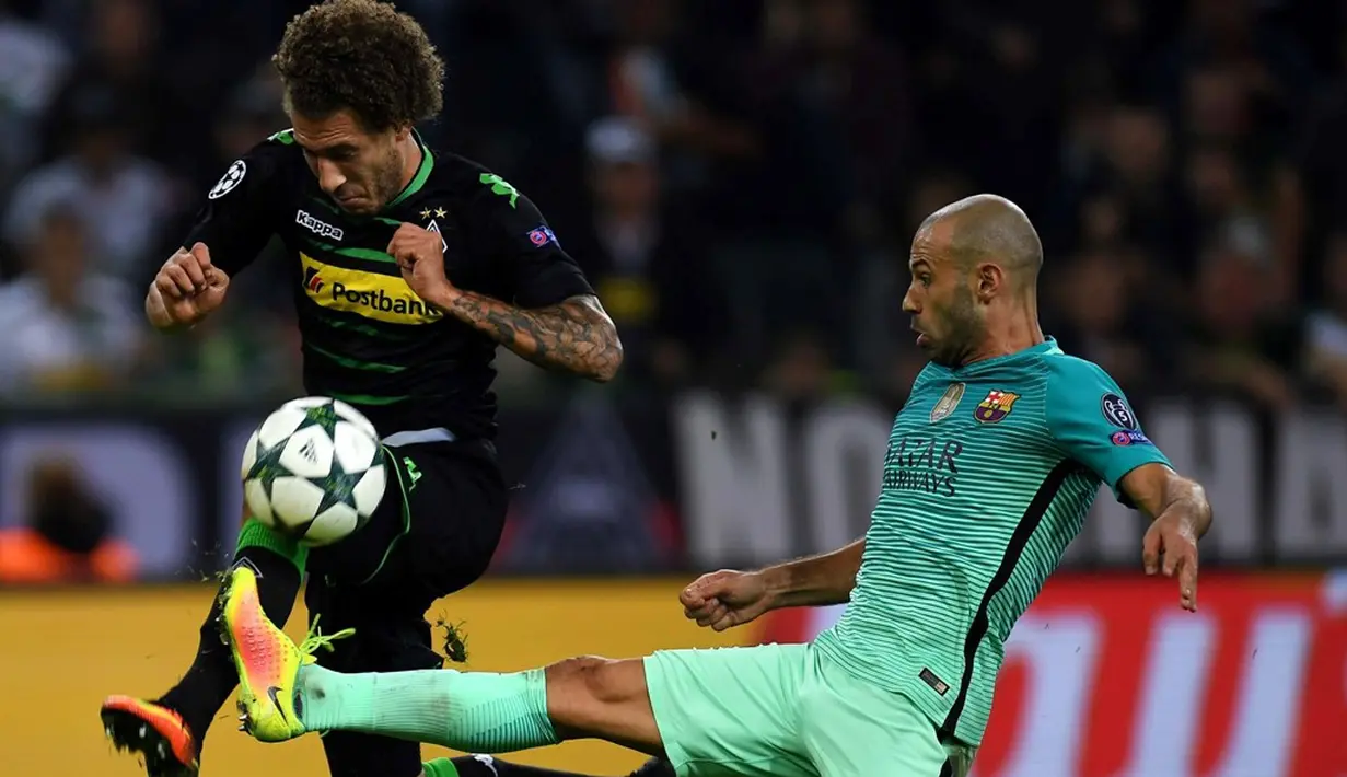 Pemain Barcelona, Javier Mascherano, berebut bola dengan pemain Borussia Monchengladbach, Fabian Johnson, pada laga kedua Grup C Liga Champions di Stadion im Borussia-Park, Kamis (29/9/2016) dini hari WIB. (AFP/Patrik Stollarz)