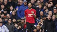 Gelandang Manchester United, Bruno Fernandes, melakukan selebrasi usai membobol gawang Everton pada laga Premier League di Stadion Goodison Park, Minggu (1/3/2020). Kedua tim bermain imbang 1-1. (AP/Jon Super)