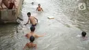Anak-anak berenang di aliran Sungai Kalimalang, Jakarta, Selasa (18/8/2020). Keterbatasan ekonomi menyebabkan anak-anak tersebut memanfaatkan Sungai Kalimalang sebagai tempat berenang, meskipun berbahaya bagi keselamatan dan kesehatan mereka. (Liputan6.com/Immanuel Antonius)