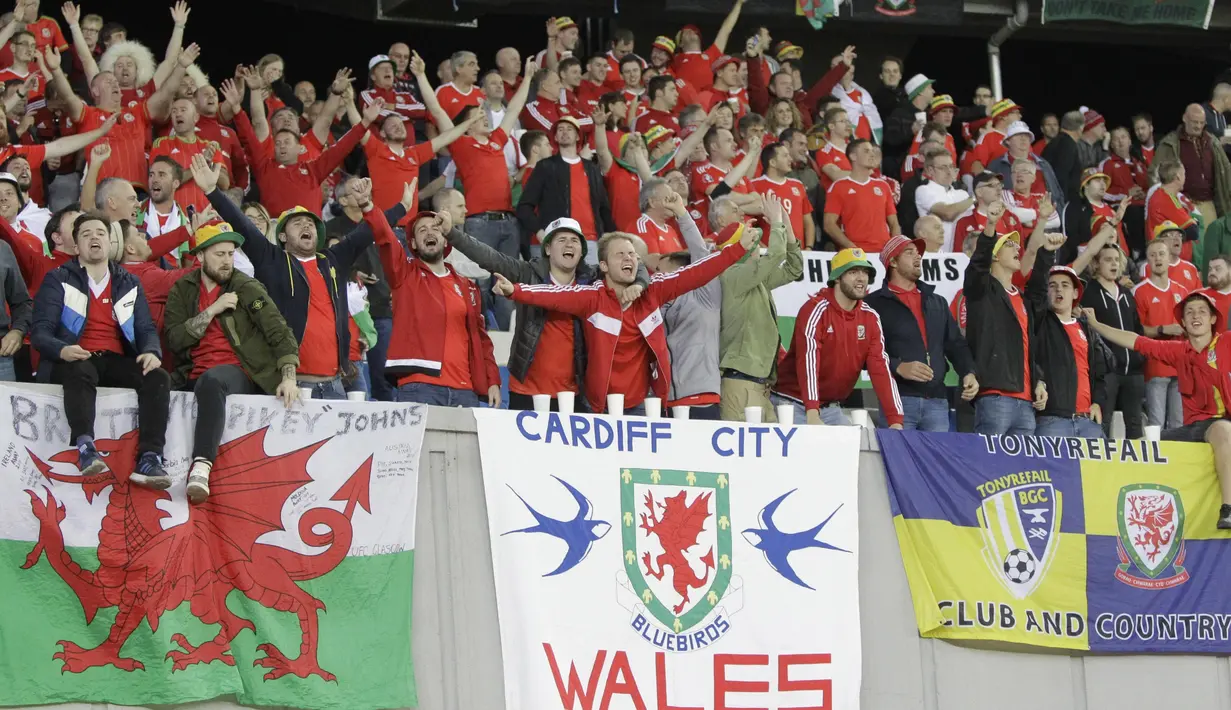 Suporter Wales memberikan dukungan kepada timnya saat melawan Georgia pada kualifikasi Piala Dunia 2018 grup D di Boris Paichadze Dinamo Arena, Tbilisi (06/10/2017). Wales menang 1-0. (AP/Shakh Aivazov)