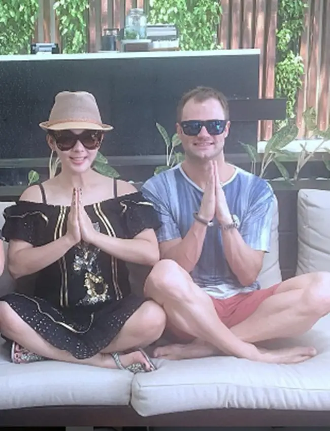 Syahrini dan Dash Berlin saat liburan di Bali. (via Instagram @princessyahrini)
