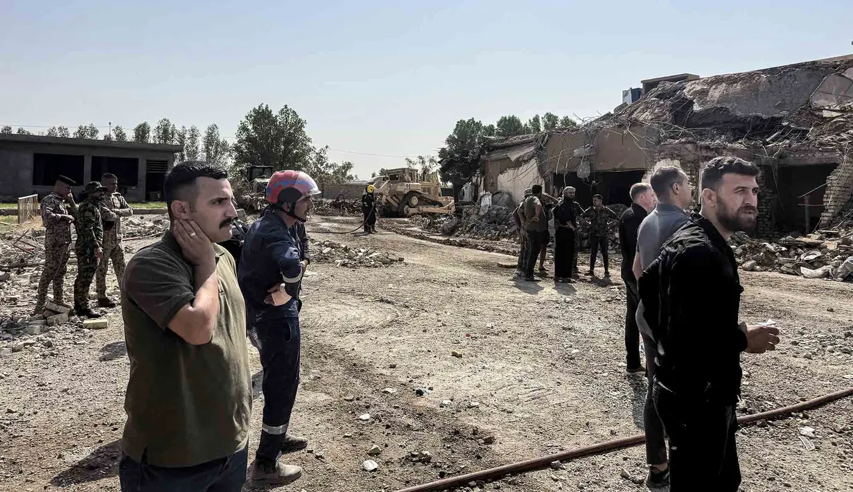 Pasukan keamanan dan personel darurat bekrkumpul di lokasi serangan di utara distrik al-Miqdadiyah di provinsi Dayala, Irak, Rabu,  29 Juli 2026. (AFP/ Younis Al-Bayati)