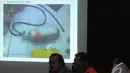 Basarnas menunjukkan slide berupa gambar tabung yang berhasil ditemukan tim SAR, Jakarta, Selasa (30/12/2014). (Liputan6.com/Herman Zakharia)