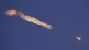 Pendorong roket Soyuz-2.1 dengan pesawat luar angkasa Soyuz MS-22 yang membawa kru baru ke Stasiun Luar Angkasa Internasional (ISS) terbang di angkasa dari kosmodrom Baikonur yang disewa Rusia, Kazakhstan, 21 September 2022. Amerika Serikat dan Rusia mengendalikan operasi hariannya di Stasiun Luar Angkasa Internasional. (AP Photo/Dmitri Lovetsky)
