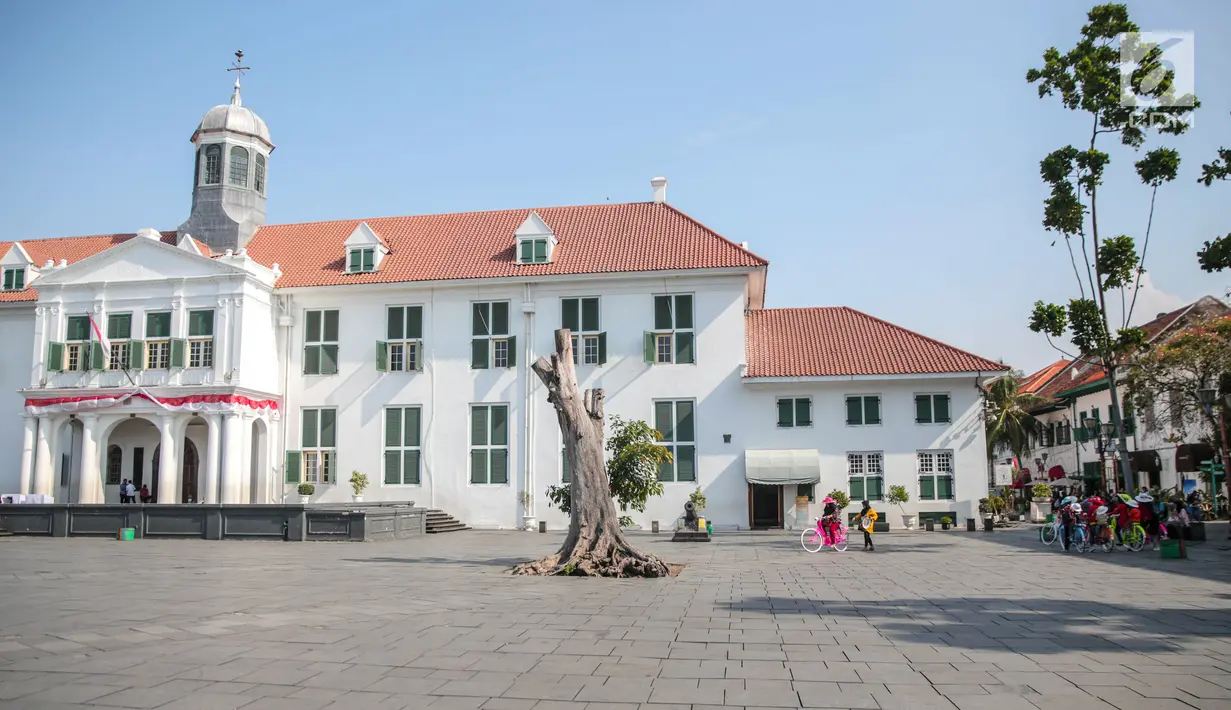 Kondisi bangunan Museum Fatahillah, Jakarta, Jumat (6/10). Museum Fatahillah ini memiliki nama resmi Museum Sejarah Jakarta yang terletak di Jalan Taman Fatahillah. Usai revitalisasi kawasan ini terlihat lebih bersih. (Liputan6.com/Faizal Fanani)