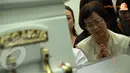 Istri almarhum terus berdoa untuk menemani kepergian suami tercinta menghadap Sang Juru Selamat (Liputan6.com/ Faisal R Syam).