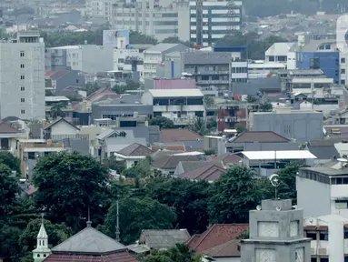 Suasana kepadatan permukiman penduduk antara gedung perkantoran di Jakarta, Kamis (20/2/2020). Berdasarkan data Badan Pusat Statistik (BPS) per 2019, kepadatan penduduk DKI Jakarta secara umum mencapai 15.938 jiwa per kilometer persegi. (Liputan6.com/Faizal Fanani)